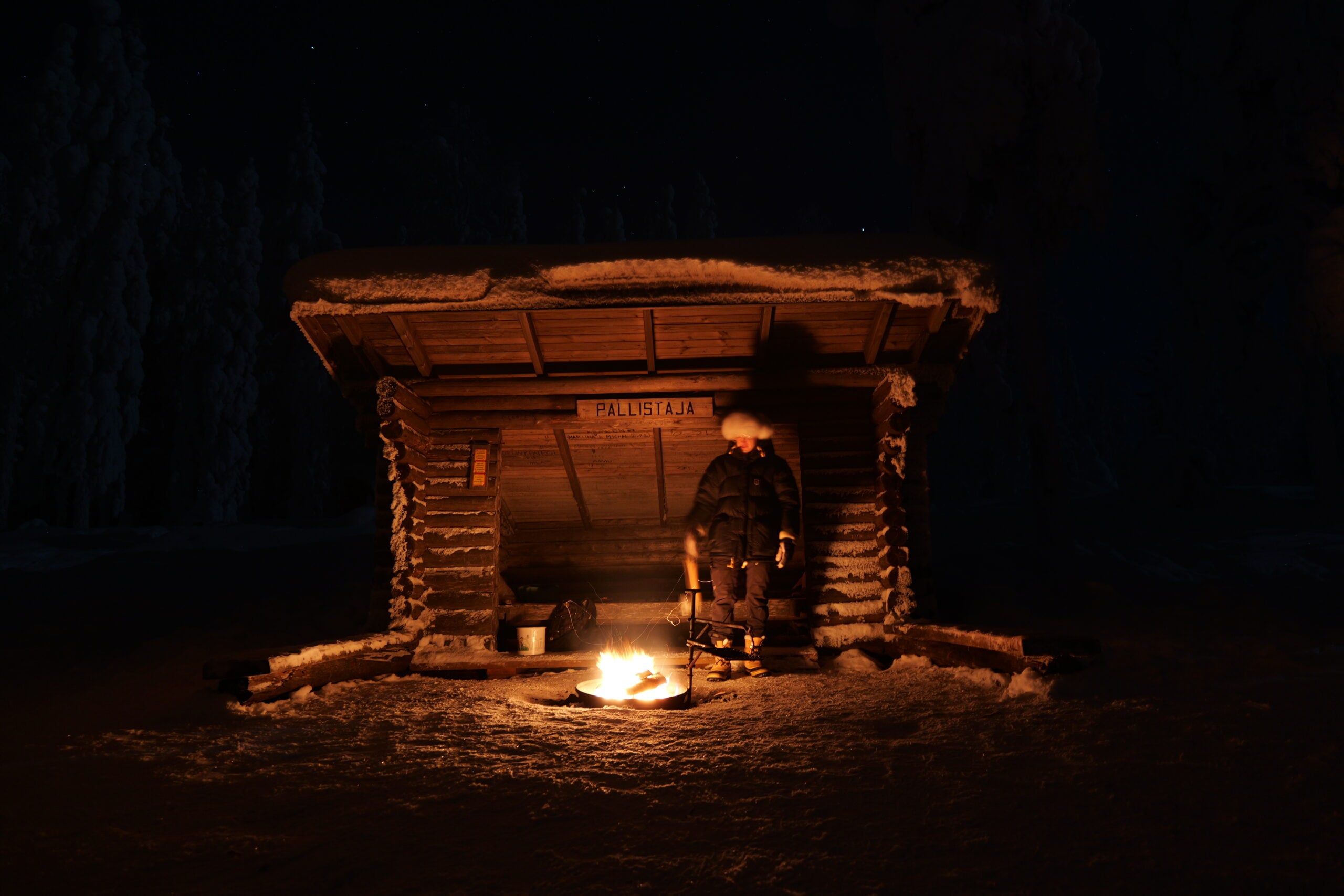 Warm drinks and campfire snacks on a northern lights tour in Rovaniemi